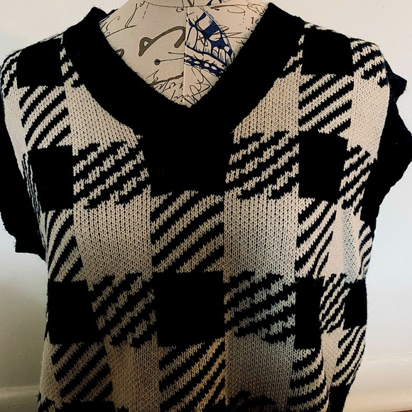 Black and white vest - Picture 1 of 1